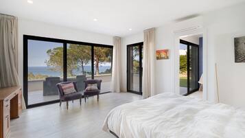 6 bedrooms, iron/ironing board, WiFi, bed sheets