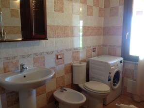 Shower, hair dryer, towels - Holiday Home 'Farm Holiday Sa Raighina - Right' with Shared Pool, Wi-Fi and Air Conditioning (Nulvi)