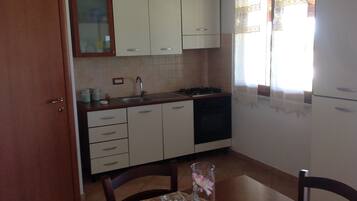 Frigorifero, forno, piano cottura, seggiolone