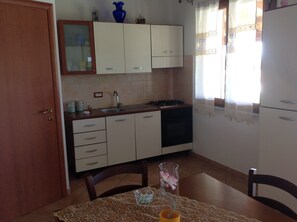Fridge, oven, stovetop, high chair - Holiday Home 'Farm Holiday Sa Raighina - Right' with Shared Pool, Wi-Fi and Air Conditioning (Nulvi)