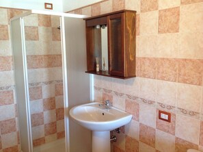 Shower, hair dryer, towels - Holiday Home 'Farm Holiday Sa Raighina - Right' with Shared Pool, Wi-Fi and Air Conditioning (Nulvi)