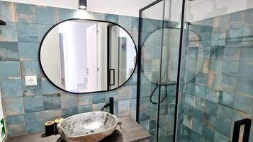 Shower, hair dryer, towels