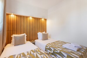 A hotel room with two beds, each with a pillow and a blanket. - Casa Lusitano With Jacuzzi by Valada Village (Valada)