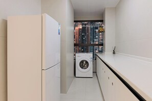 Luxury Suite | Private kitchen | Mini-fridge - J&H-Invis-High-Rise Panoramic Art Hotel (Chongqing)