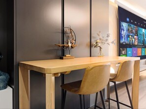 Economy Twin Room | Free WiFi, bed sheets - J&H-Invis-High-Rise Panoramic Art Hotel (Chongqing)
