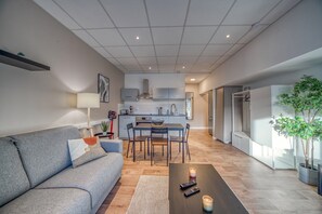 TV - Premium 1-Bedroom Apartment – Cozy & Comfortable with Wi-Fi and Air Conditioning (Saint-Martin-d'Hères)