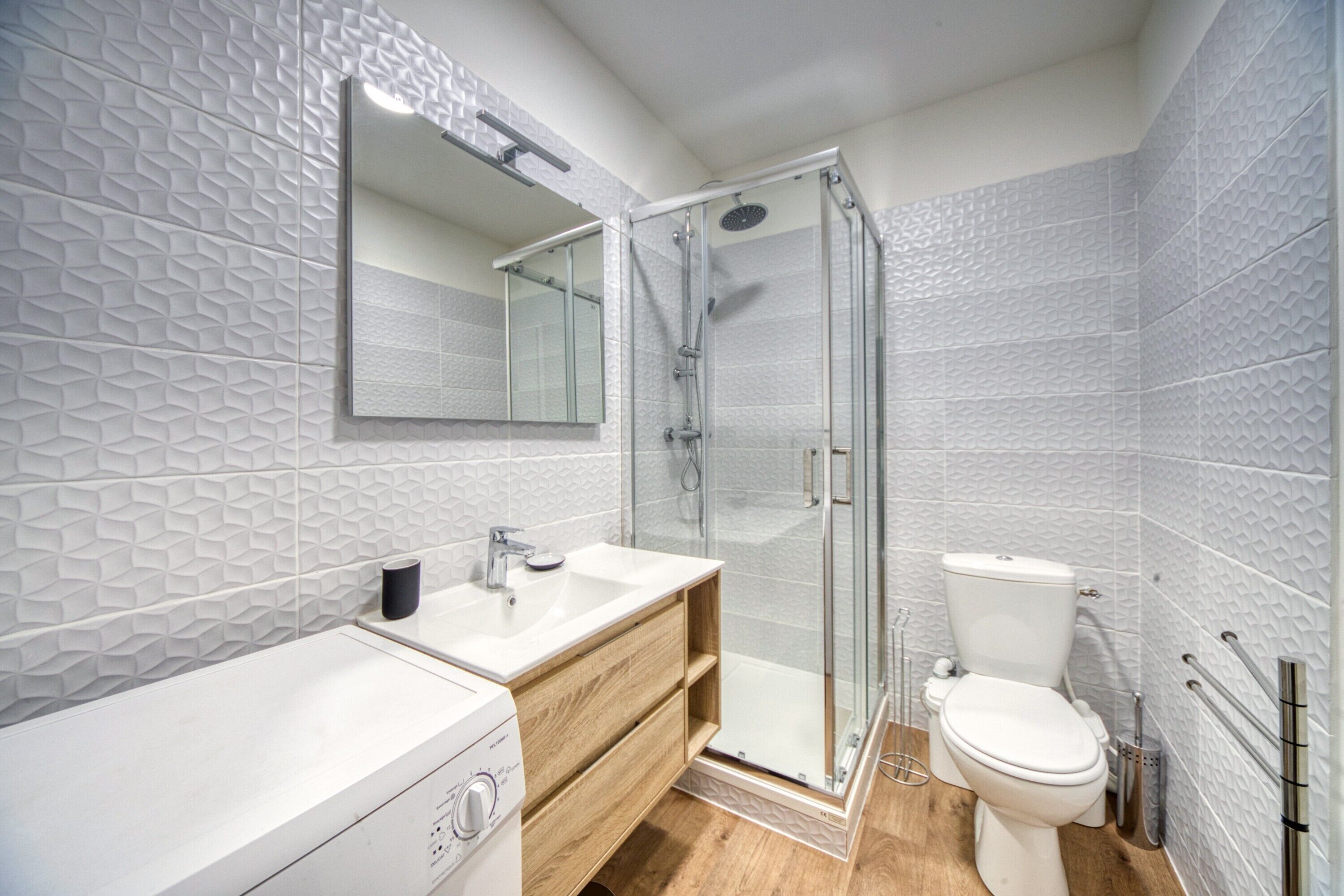 Een douche, handdoeken