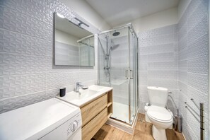 Shower, towels - Premium 1-Bedroom Apartment – Cozy & Comfortable with Wi-Fi and Air Conditioning (Saint-Martin-d'Hères)