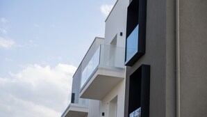 Een modern gebouw met balkons en grote ramen.