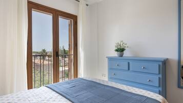 2 slaapkamers, een strijkplank/strijkijzer, beddengoed
