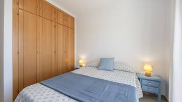 2 slaapkamers, een strijkplank/strijkijzer, beddengoed