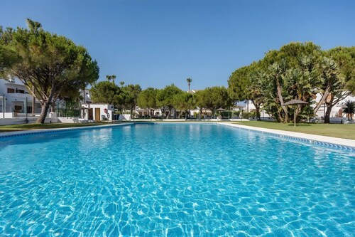 Appartement 'Barrosa Essence' avec piscine partagée, terrasse et climatisation