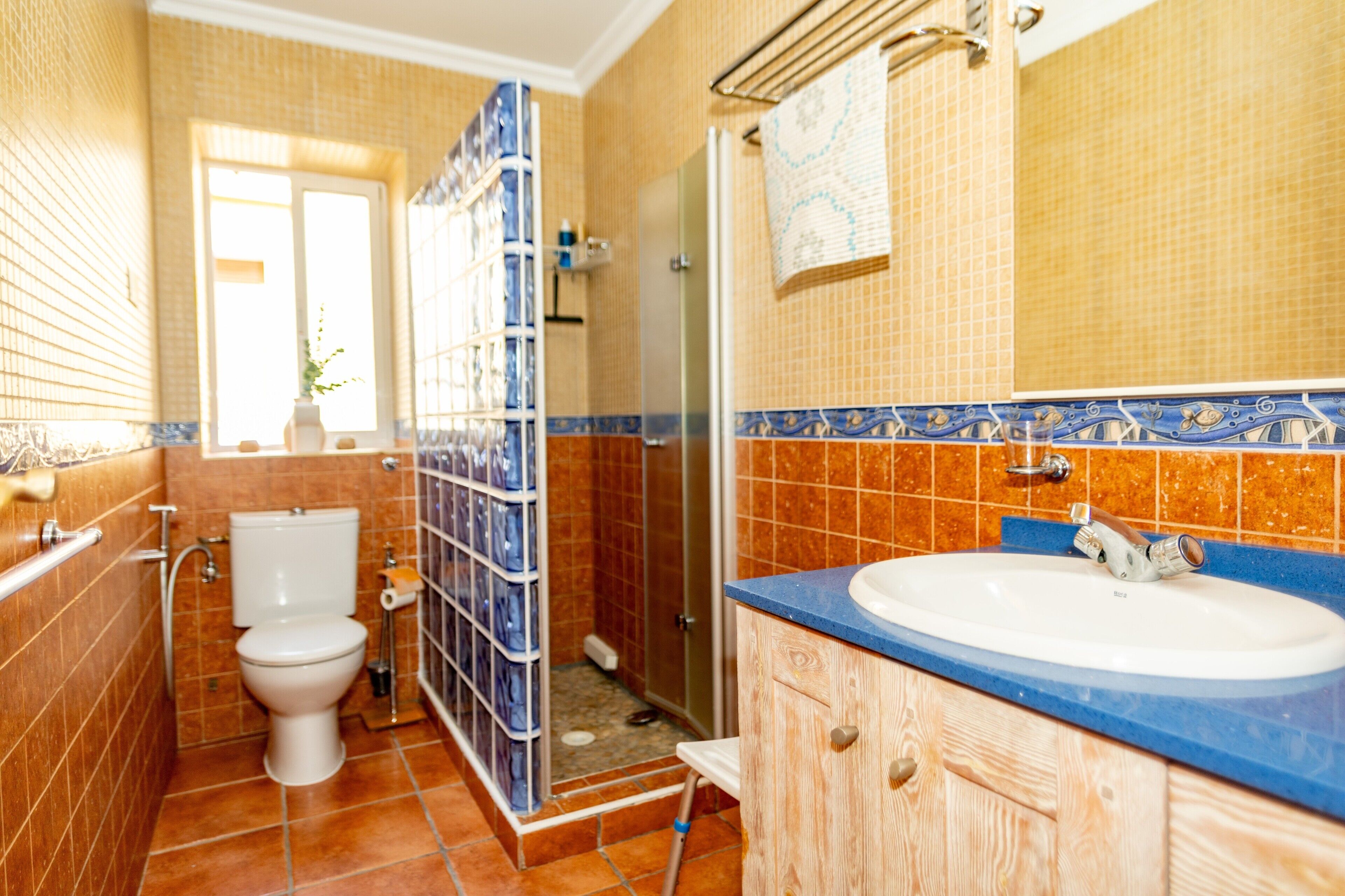 Een douche, een haardroger, handdoeken