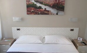 1 bedroom, WiFi, bed sheets - Comfortable Room in Guest House (Verona)