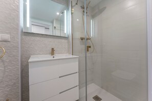 Dusche, Haartrockner, Handtücher