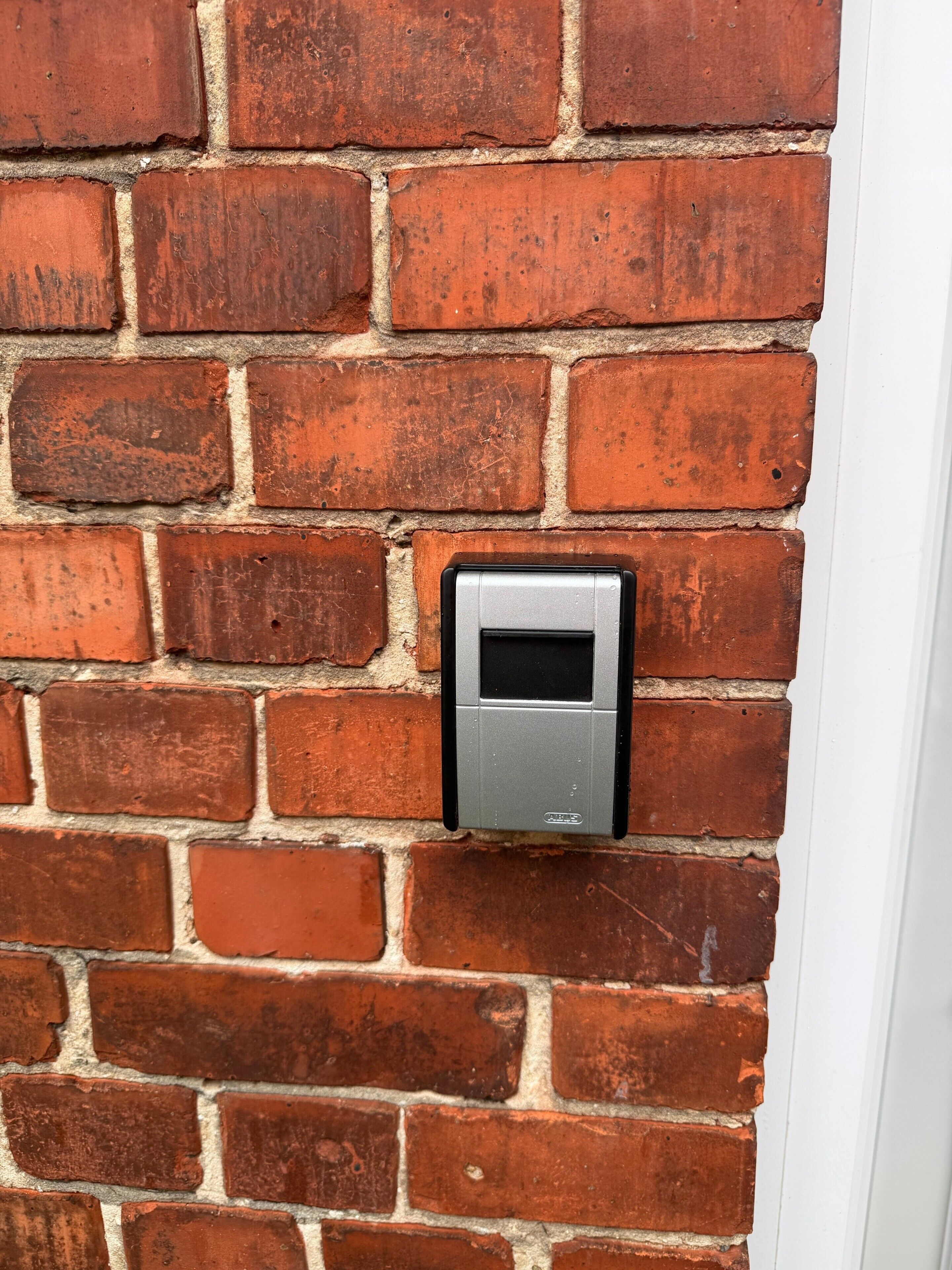 Un muro di mattoni con una tastierina per l'inserimento di codici di sicurezza.