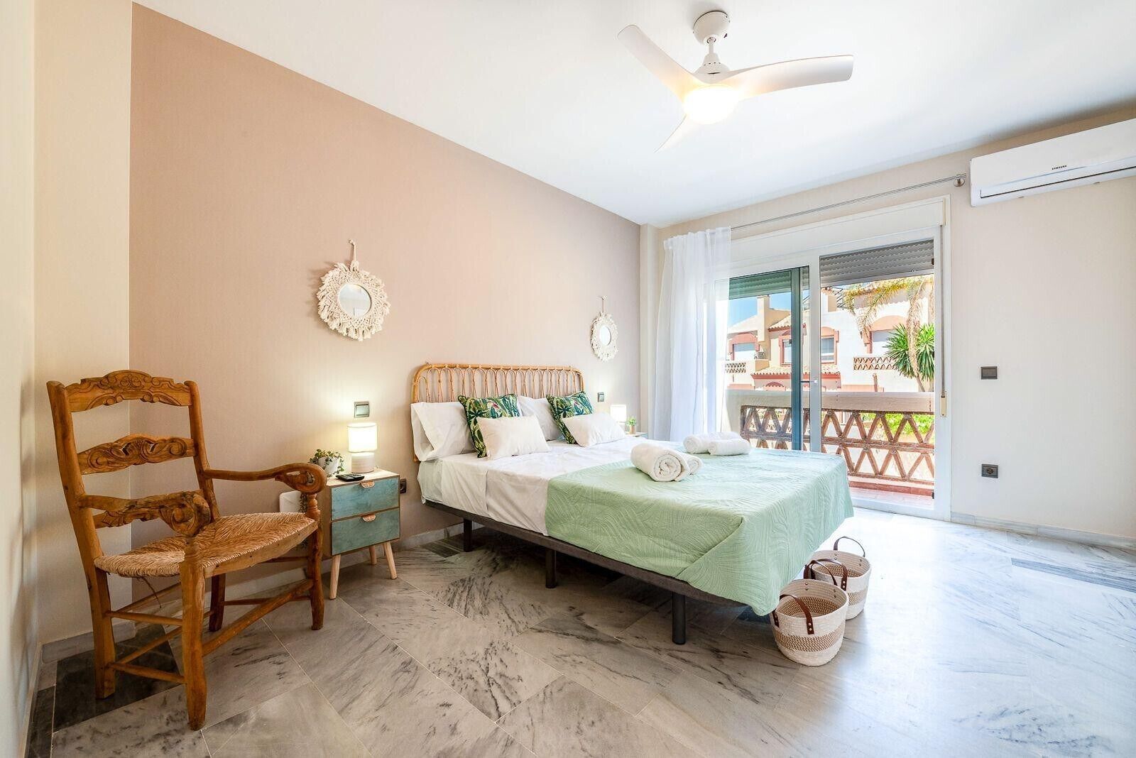 4 habitaciones, tabla de planchar con plancha, wifi y ropa de cama 