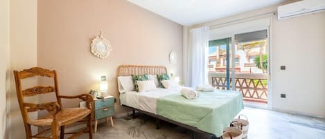 4 habitaciones, tabla de planchar con plancha, wifi y ropa de cama