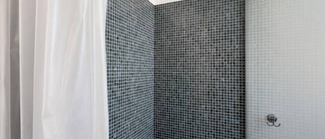 Dusche, Haartrockner, Handtücher