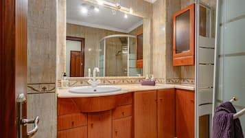 Shower, hair dryer, towels