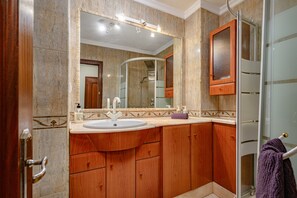 Douche, sèche-cheveux, serviettes fournies
