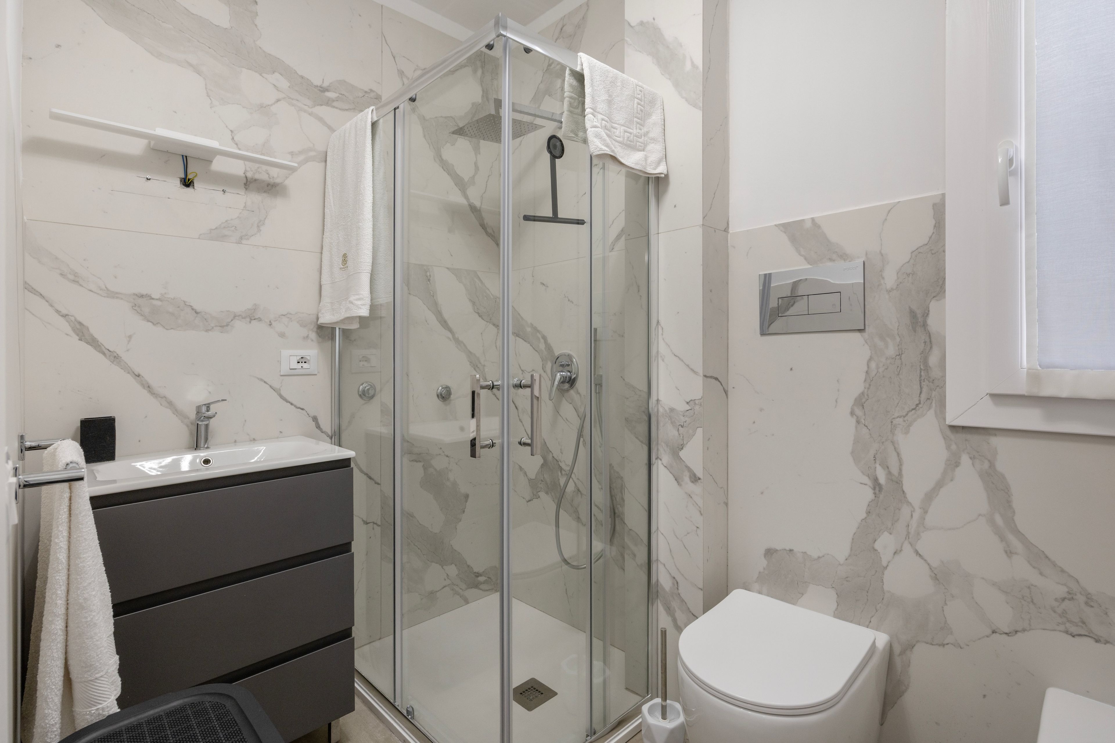 Shower, hair dryer, towels