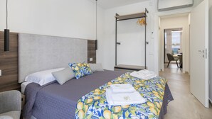 Habitación de hotel moderna con una cama grande, una silla colgante y vistas a la ciudad.