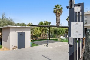 A gated entrance to a property with a sign indicating 'ZEFIRA MARE LUXURY SEA VILLA' and a number '3' on a post. - Villa 'Zefira Mare' with Sea View, Wi-Fi, and Air Conditioning (Altavilla Milicia)