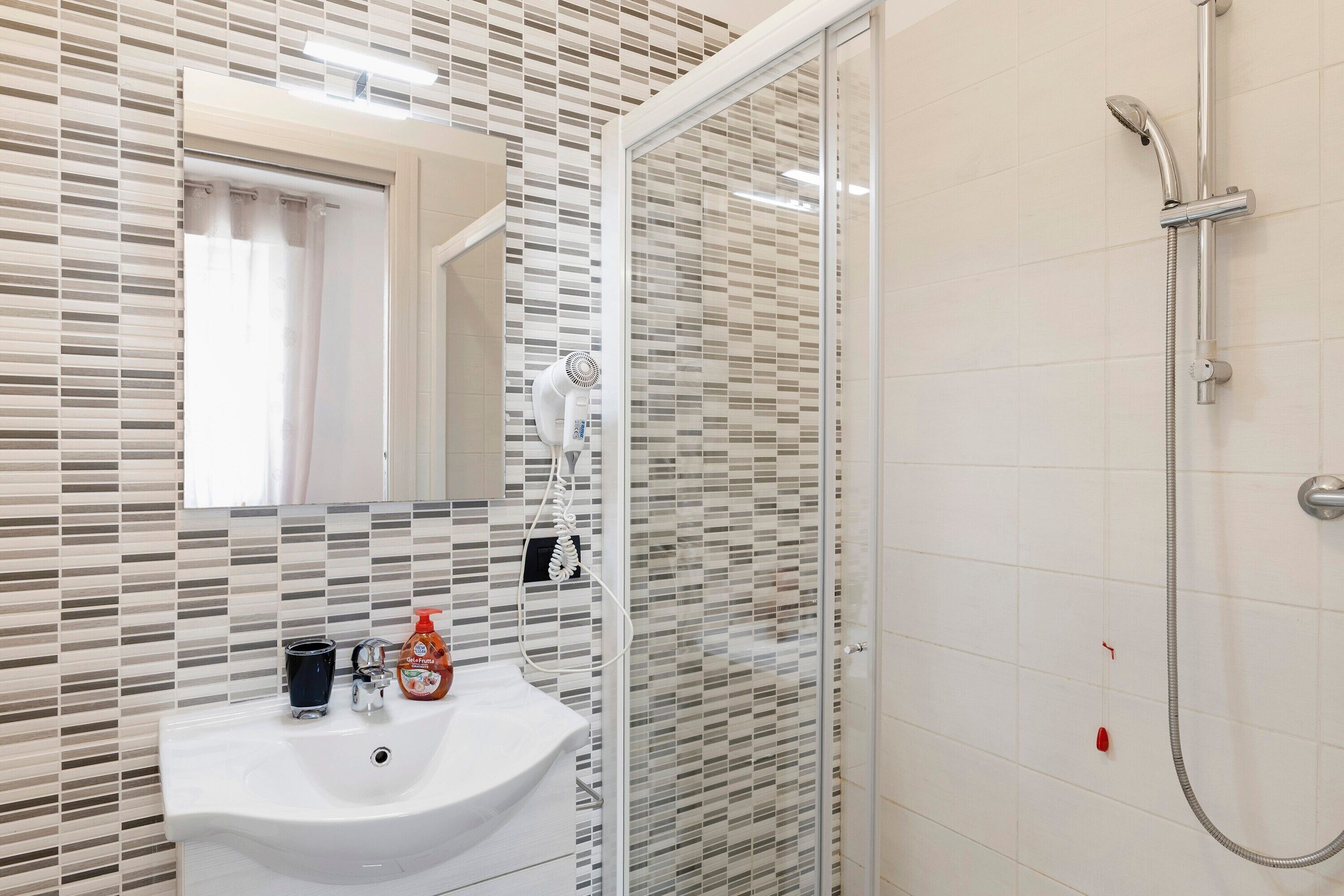 Dusche, Haartrockner, Handtücher