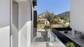 Un balcon moderne offrant une vue dégagée sur un paysage montagneux.