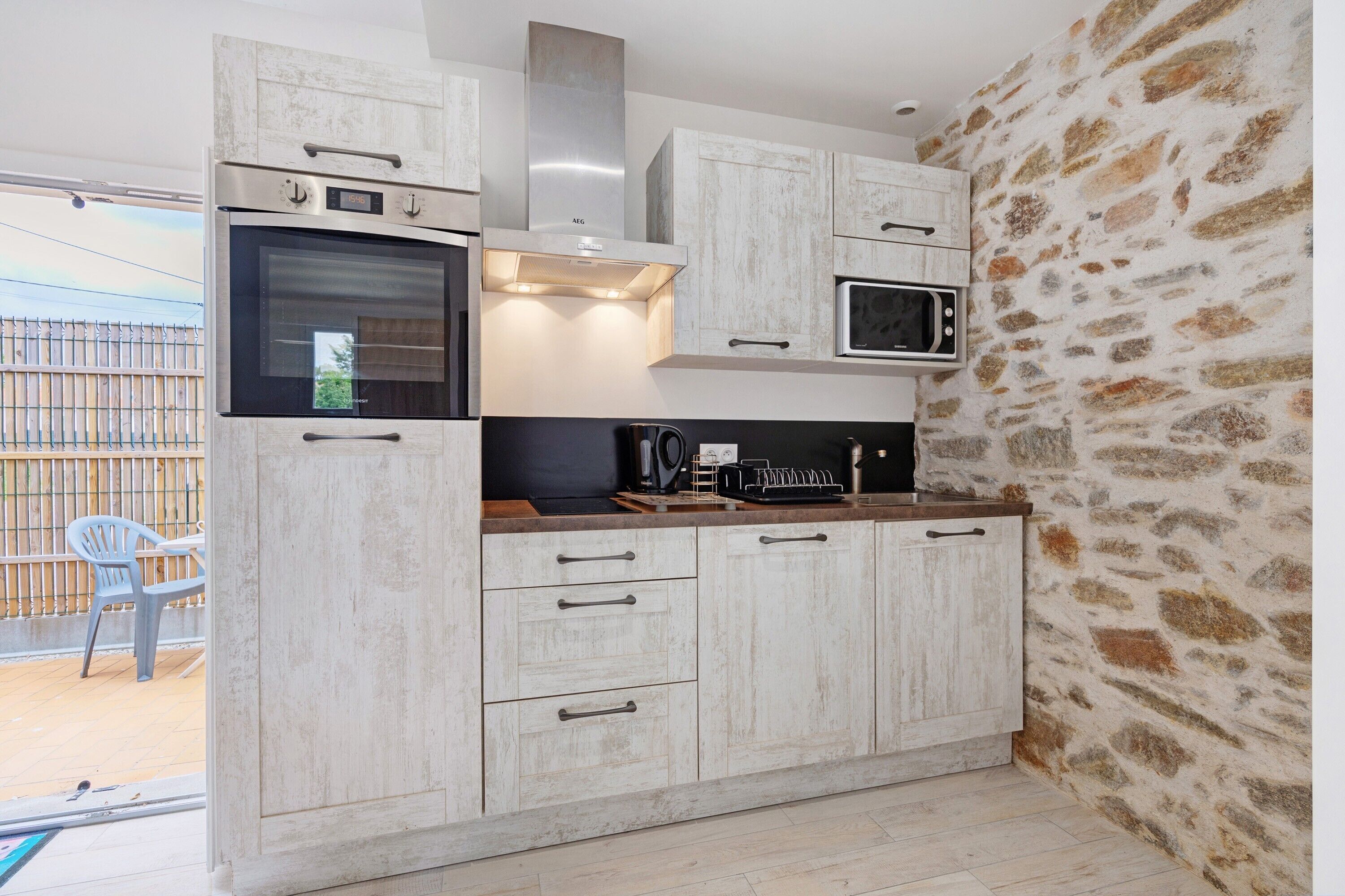 Frigorifero, microonde, forno, piano cottura