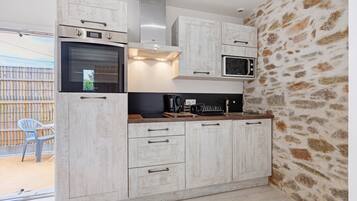 Frigorifero, microonde, forno, piano cottura