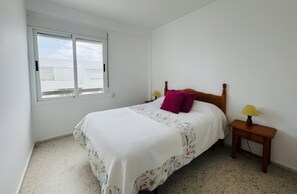 3 bedrooms, WiFi, bed sheets - Valdelagrana Primera Apartment with Sea Views, Wi-Fi, and Air Conditioning (El Puerto de Santa María)