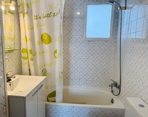 Shower, hair dryer, towels - Valdelagrana Primera Apartment with Sea Views, Wi-Fi, and Air Conditioning (El Puerto de Santa María)