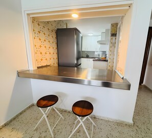 Fridge, microwave, oven, stovetop - Valdelagrana Primera Apartment with Sea Views, Wi-Fi, and Air Conditioning (El Puerto de Santa María)