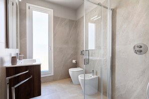 A modern bathroom with a glass shower enclosure, a toilet, and a bidet. - Apartment 'Bora' with Balcony, Wi-Fi and Air Conditioning (Santa Flavia)