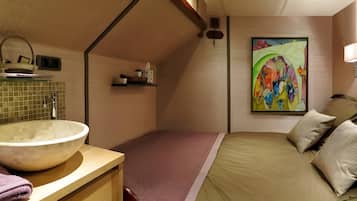 5 bedrooms, WiFi, bed sheets