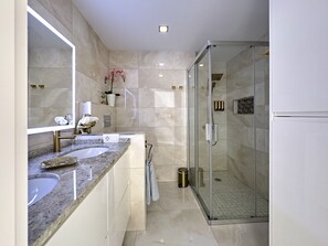 Shower, hair dryer, towels