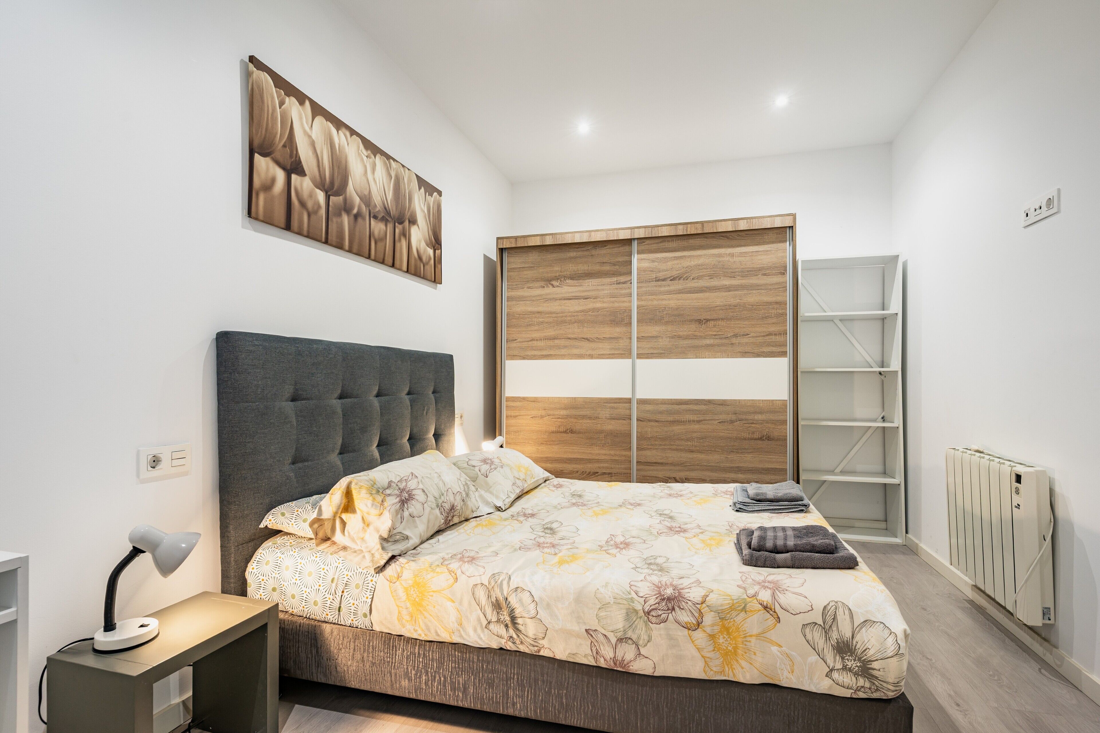 1 dormitorio, tabla de planchar con plancha, wifi y ropa de cama