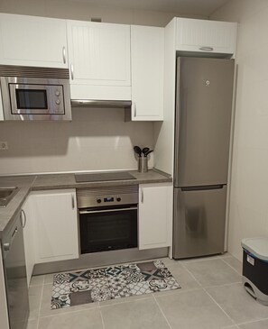 Geladeira, micro-ondas, fogão, cooktop