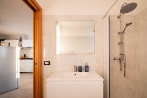 Dusche, Haartrockner, Handtücher