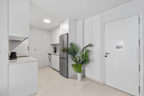Réfrigérateur, four à micro-ondes, un four, surface de cuisson
