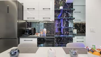 Fridge, oven, stovetop, coffee/tea maker