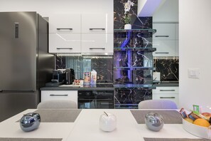 Fridge, oven, stovetop, coffee/tea maker - Sunset Legacy B Apartment with Balcony, Wi-Fi and Air Conditioning (Rhodes)