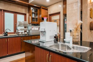 Private kitchen - 40Pax Bangsar Luxe Pool Villa by Verano (Kuala Lumpur)