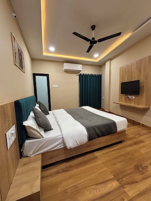 Quarto casal luxo | Escrivaninha, Wi-Fi de cortesia