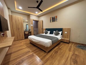 Quarto casal luxo | Escrivaninha, Wi-Fi de cortesia