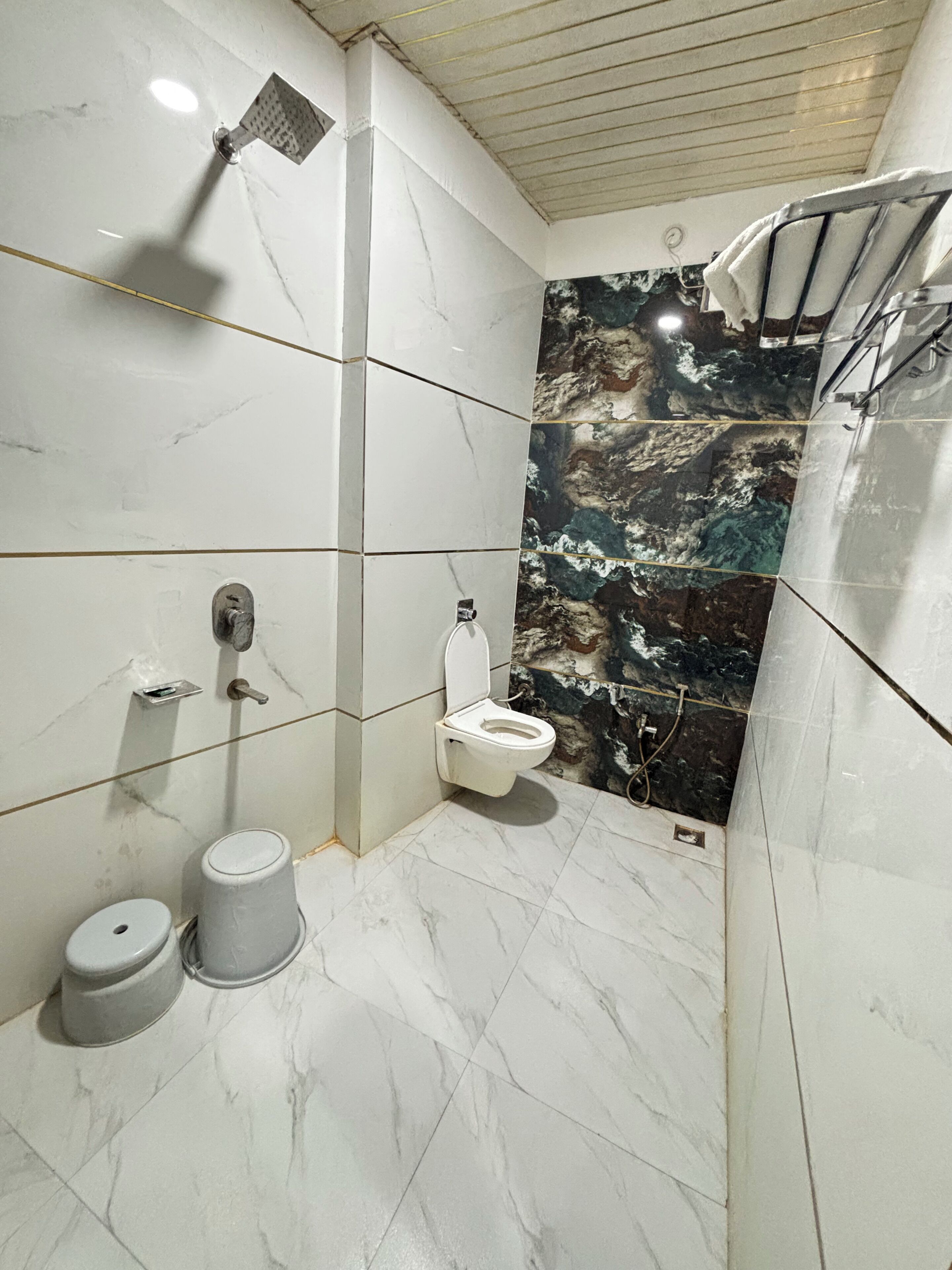 Basic Quadruple Room | Bathroom | Shower, towels, soap, shampoo