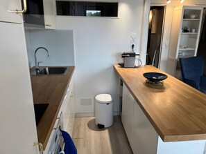 Private kitchen - Apartment 'Cap Ferret with Pool Ref. 89' with Shared Pool and Balcony (Lège-Cap-Ferret)