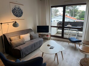 Living area - Apartment 'Cap Ferret with Pool Ref. 89' with Shared Pool and Balcony (Lège-Cap-Ferret)